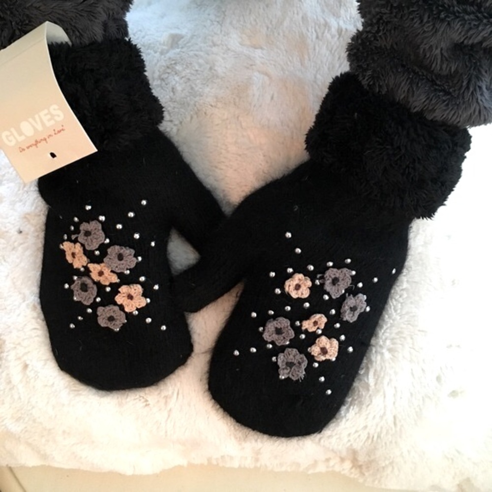 BOUTIQUE SUPER DOFT FAUX FUR LINED EMBELLISHED MITTENS - Picture 2 of 7